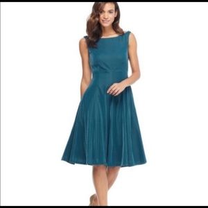 Gal Meets Glam Christine Velvet Dress in Fir Green